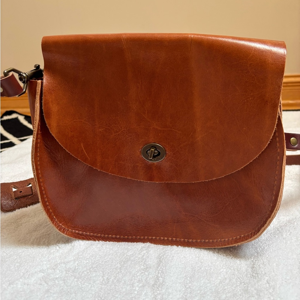 Go Forth Goods Vivian Crossbody Bag (Standard) in Caramel